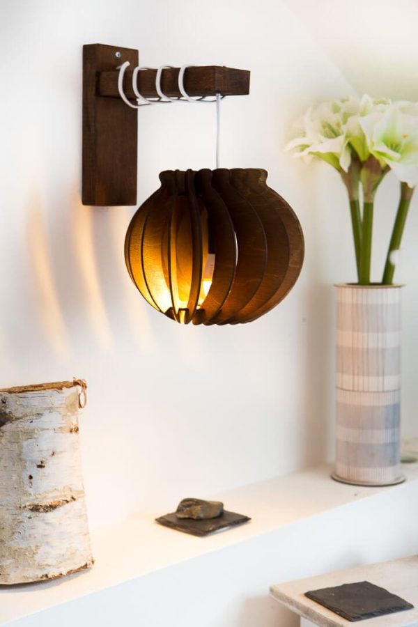 Falikar, fából készült fali lámpa