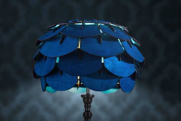 Fából készült állólámpa a nappaliban, Egyedi Fából Készült Lámpák - Minőségi Világítás Otthonodba Fa Design Lámpák - Stílus és Elegancia a Helyiségekben