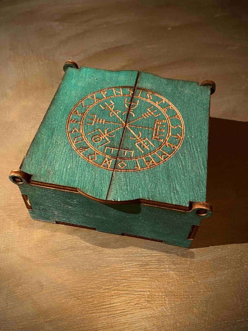 Fa doboz Rúna korongokkkal