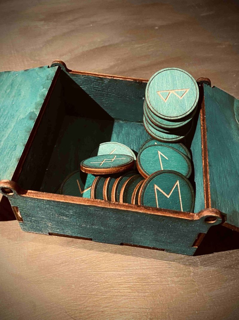 Fa doboz Rúna korongokkkal