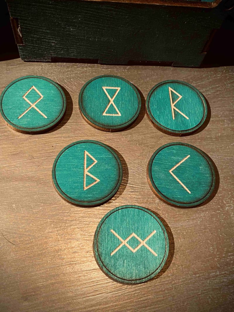 Fa doboz Rúna korongokkkal