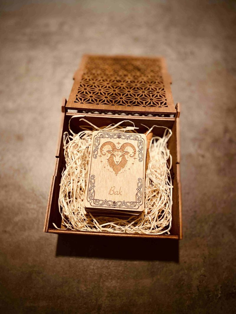 IMG_6721 Fa életvirága mintájú doboz, Asztrológia Tarot kártyával