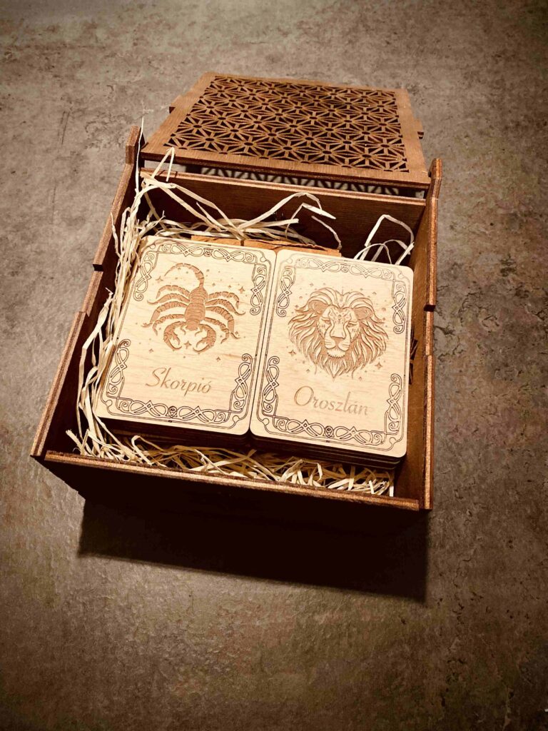Fa életvirága mintájú doboz, Asztrológia Tarot kártyával