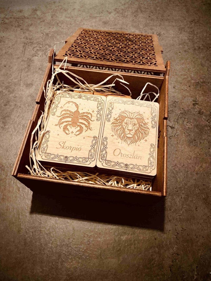 IMG_6722 Fa életvirága mintájú doboz, Asztrológia Tarot kártyával