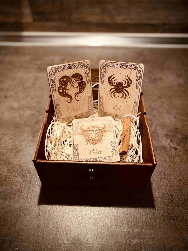 IMG_6726 Fa életvirága mintájú doboz, Asztrológia Tarot kártyával