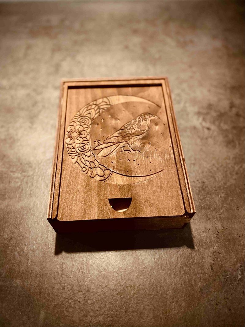 Fa hold-holló doboz Rúna kártyákkal