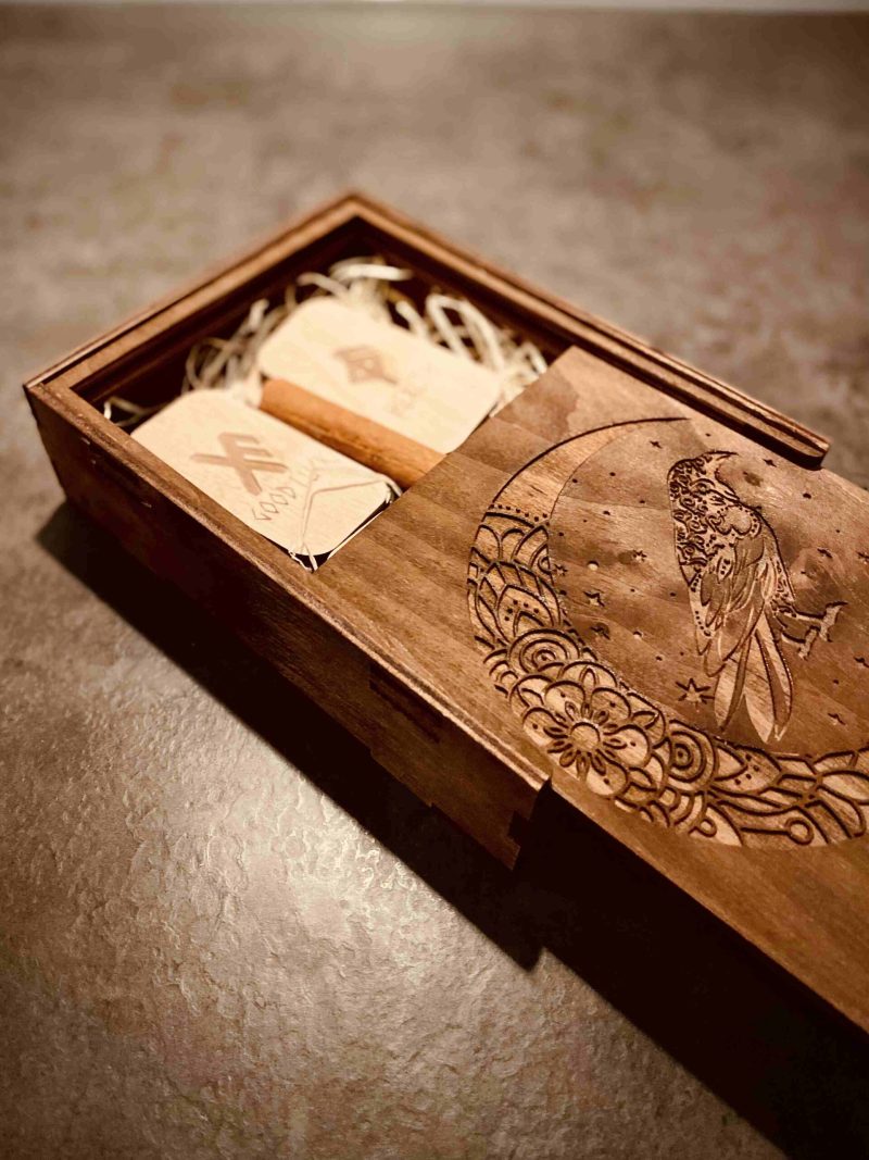 Fa hold-holló doboz Rúna kártyákkal