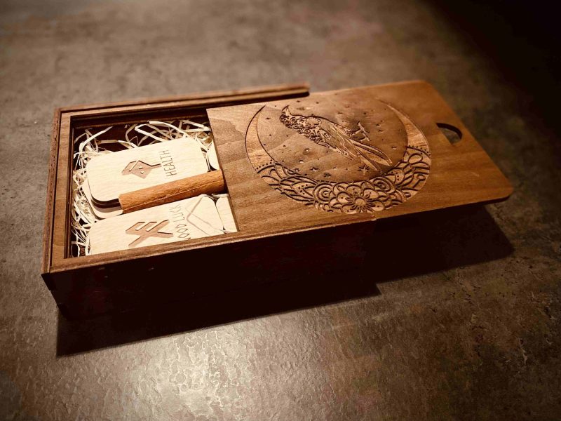 Fa hold-holló doboz Rúna kártyákkal