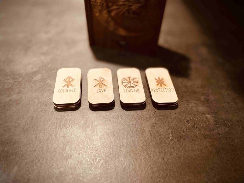 Fa hold-holló doboz Rúna kártyákkal