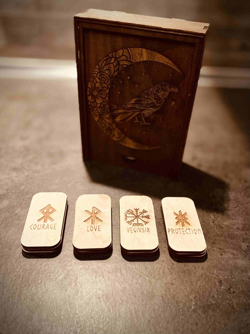 Fa hold-holló doboz Rúna kártyákkal