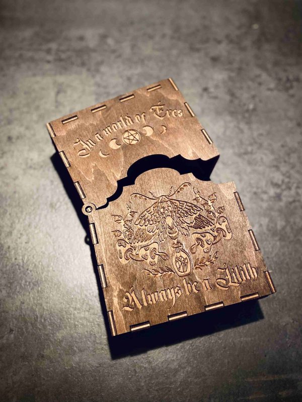 IMG_6747 Fa Tarot Lilith kártyadoboz