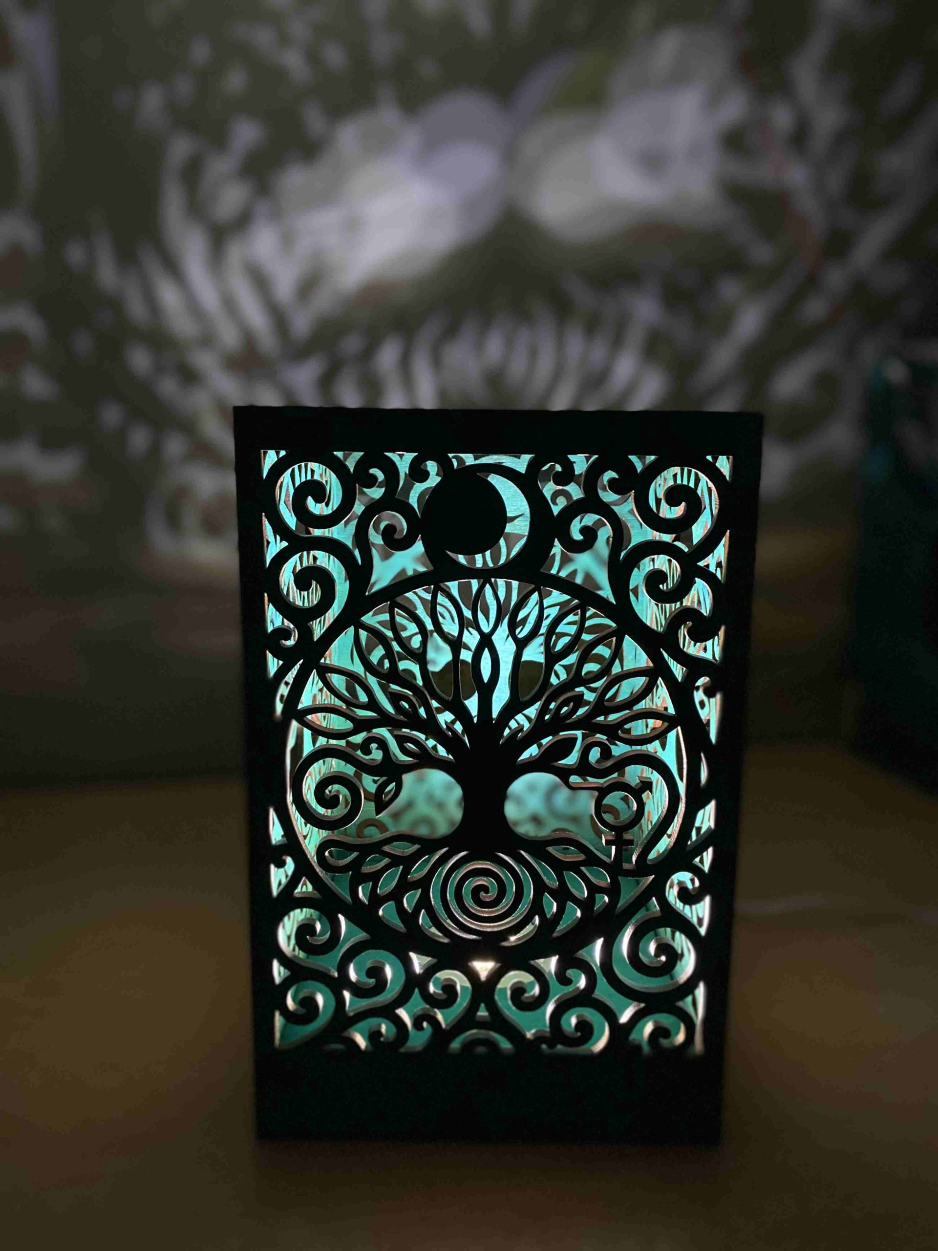 Nap–Hold Életfa mandala lámpa Nap–Hold mandala lámpa – kézzel készült fa Életfa design, meleg fényű spirituális hangulatvilágítás, Bicski Mónika alkotása