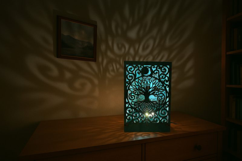 Nap–Hold mandala lámpa – kézzel készült fa Életfa design, meleg fényű spirituális hangulatvilágítás, Bicski Mónika alkotása